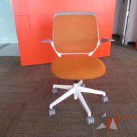 Lote 005 - 2 Sillas Steelcase Conference Chair Cobi color naranja - Imagen 5