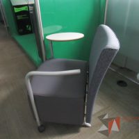 Lote 006 - Sillón Herman Miller Celeste con paleta, asiento y respaldo en tela color gris - Imagen 4