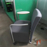 Lote 006 - Sillón Herman Miller Celeste con paleta, asiento y respaldo en tela color gris - Imagen 5