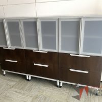 Lote 004 -Gabinete alto con 4 patas metálicas, 2 cajones, 2 puertas y 1 entrepaño - Imagen 2