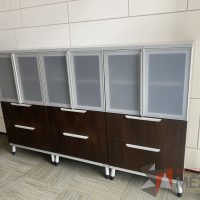 Lote 004 -Gabinete alto con 4 patas metálicas, 2 cajones, 2 puertas y 1 entrepaño