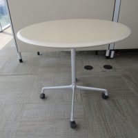 Lote 002 - Mesa de trabajo con base metálica con ruedas y cubierta color beige - Imagen 3