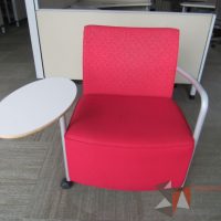 Lote 006 - Sillón de 1 plaza con paleta, 2 ruedas, descansa brazos, asiento y respaldo en tela color rojo