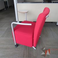 Lote 006 - Sillón de 1 plaza con paleta, 2 ruedas, descansa brazos, asiento y respaldo en tela color rojo - Imagen 3