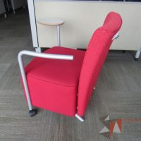 Lote 006 - Sillón de 1 plaza con paleta, 2 ruedas, descansa brazos, asiento y respaldo en tela color rojo - Imagen 4