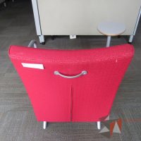 Lote 006 - Sillón de 1 plaza con paleta, 2 ruedas, descansa brazos, asiento y respaldo en tela color rojo - Imagen 5