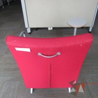Lote 006 - Sillón de 1 plaza con paleta, 2 ruedas, descansa brazos, asiento y respaldo en tela color rojo - Imagen 6