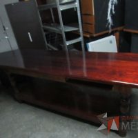 Lote 004 - Mesa de trabajo de madera con entrepaño color vino - Imagen 2