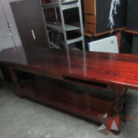 Lote 004 - Mesa de trabajo de madera con entrepaño color vino - Imagen 3