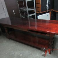 Lote 004 - Mesa de trabajo de madera con entrepaño color vino - Imagen 4