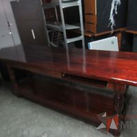 Lote 004 - Mesa de trabajo de madera con entrepaño color vino - Imagen 5