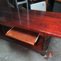 Lote 004 - Mesa de trabajo de madera con entrepaño color vino - Imagen 6