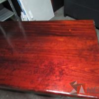 Lote 004 - Mesa de trabajo de madera con entrepaño color vino - Imagen 7
