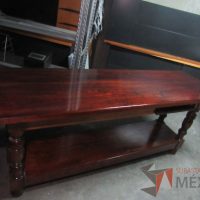 Lote 004 - Mesa de trabajo de madera con entrepaño color vino - Imagen 9