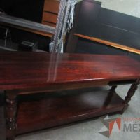 Lote 004 - Mesa de trabajo de madera con entrepaño color vino - Imagen 10