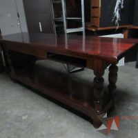 Lote 004 - Mesa de trabajo de madera con entrepaño color vino - Imagen 11