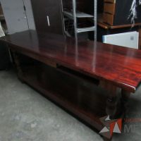 Lote 004 - Mesa de trabajo de madera con entrepaño color vino - Imagen 12