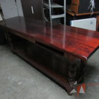 Lote 004 - Mesa de trabajo de madera con entrepaño color vino