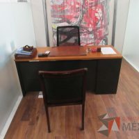 Lote 037 - Escritorio con archivero de pedestal de 3 cajones y cubierta color madera - Imagen 3