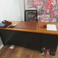 Lote 037 - Escritorio con archivero de pedestal de 3 cajones y cubierta color madera - Imagen 4