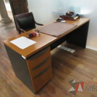 Lote 037 - Escritorio con archivero de pedestal de 3 cajones y cubierta color madera