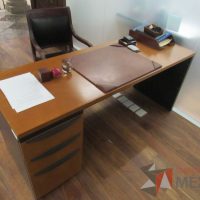 Lote 037 - Escritorio con archivero de pedestal de 3 cajones y cubierta color madera - Imagen 7