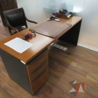 Lote 037 - Escritorio con archivero de pedestal de 3 cajones y cubierta color madera - Imagen 8