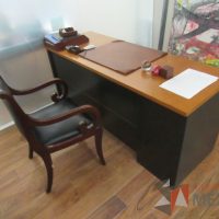 Lote 037 - Escritorio con archivero de pedestal de 3 cajones y cubierta color madera - Imagen 9