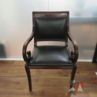 Lote 008 - Silla de visita con 4 patas, asiento y respaldo tipo piel color negro