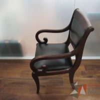 Lote 008 - Silla de visita con 4 patas, asiento y respaldo tipo piel color negro - Imagen 5