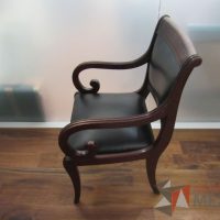 Lote 008 - Silla de visita con 4 patas, asiento y respaldo tipo piel color negro - Imagen 6