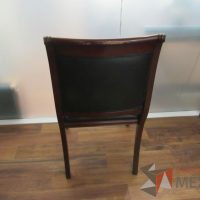 Lote 008 - Silla de visita con 4 patas, asiento y respaldo tipo piel color negro - Imagen 8