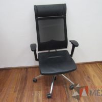 Lote 009 - Silla ejecutiva con ruedas, descansabrazos, asiento tipo piel y respaldo alto en malla color negro