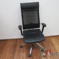 Lote 009 - Silla ejecutiva con ruedas, descansabrazos, asiento tipo piel y respaldo alto en malla color negro - Imagen 3