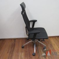 Lote 009 - Silla ejecutiva con ruedas, descansabrazos, asiento tipo piel y respaldo alto en malla color negro - Imagen 4