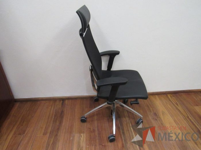 Lote 009 - Silla ejecutiva con ruedas, descansabrazos, asiento tipo piel y respaldo alto en malla color negro - Imagen 4