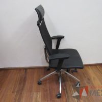 Lote 009 - Silla ejecutiva con ruedas, descansabrazos, asiento tipo piel y respaldo alto en malla color negro - Imagen 5