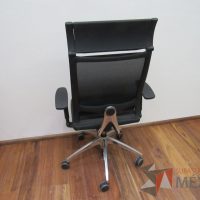 Lote 009 - Silla ejecutiva con ruedas, descansabrazos, asiento tipo piel y respaldo alto en malla color negro - Imagen 6