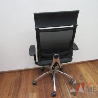 Lote 009 - Silla ejecutiva con ruedas, descansabrazos, asiento tipo piel y respaldo alto en malla color negro - Imagen 7