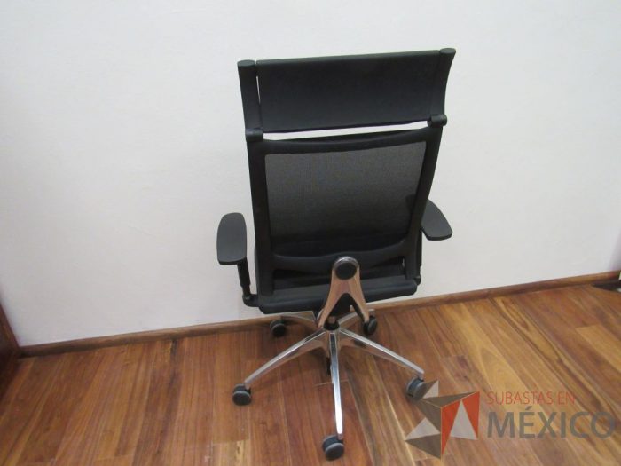 Lote 009 - Silla ejecutiva con ruedas, descansabrazos, asiento tipo piel y respaldo alto en malla color negro - Imagen 7