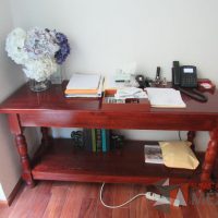 Lote 007 - Mesa de trabajo de madera con entrepaño color vino - Imagen 2
