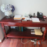 Lote 007 - Mesa de trabajo de madera con entrepaño color vino - Imagen 3