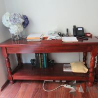Lote 007 - Mesa de trabajo de madera con entrepaño color vino - Imagen 4