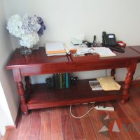 Lote 007 - Mesa de trabajo de madera con entrepaño color vino
