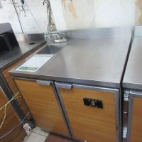 Lote 022 - Gabinete con cubierta metálica, 2 puertas y lavamanos - Imagen 3