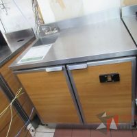 Lote 022 - Gabinete con cubierta metálica, 2 puertas y lavamanos