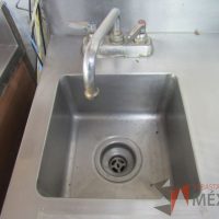 Lote 022 - Gabinete con cubierta metálica, 2 puertas y lavamanos - Imagen 6