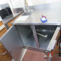 Lote 022 - Gabinete con cubierta metálica, 2 puertas y lavamanos - Imagen 9