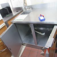 Lote 022 - Gabinete con cubierta metálica, 2 puertas y lavamanos - Imagen 10