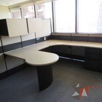 Lote 013 - Estación de trabajo de mampara alta color beige para 2 personas con 4 gavetas y 4 archiveros de pedestal de 3 cajones